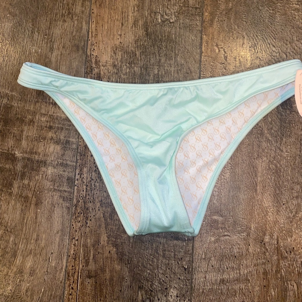 NWT. Victoria Secret bikini bottoms. Size Medium.